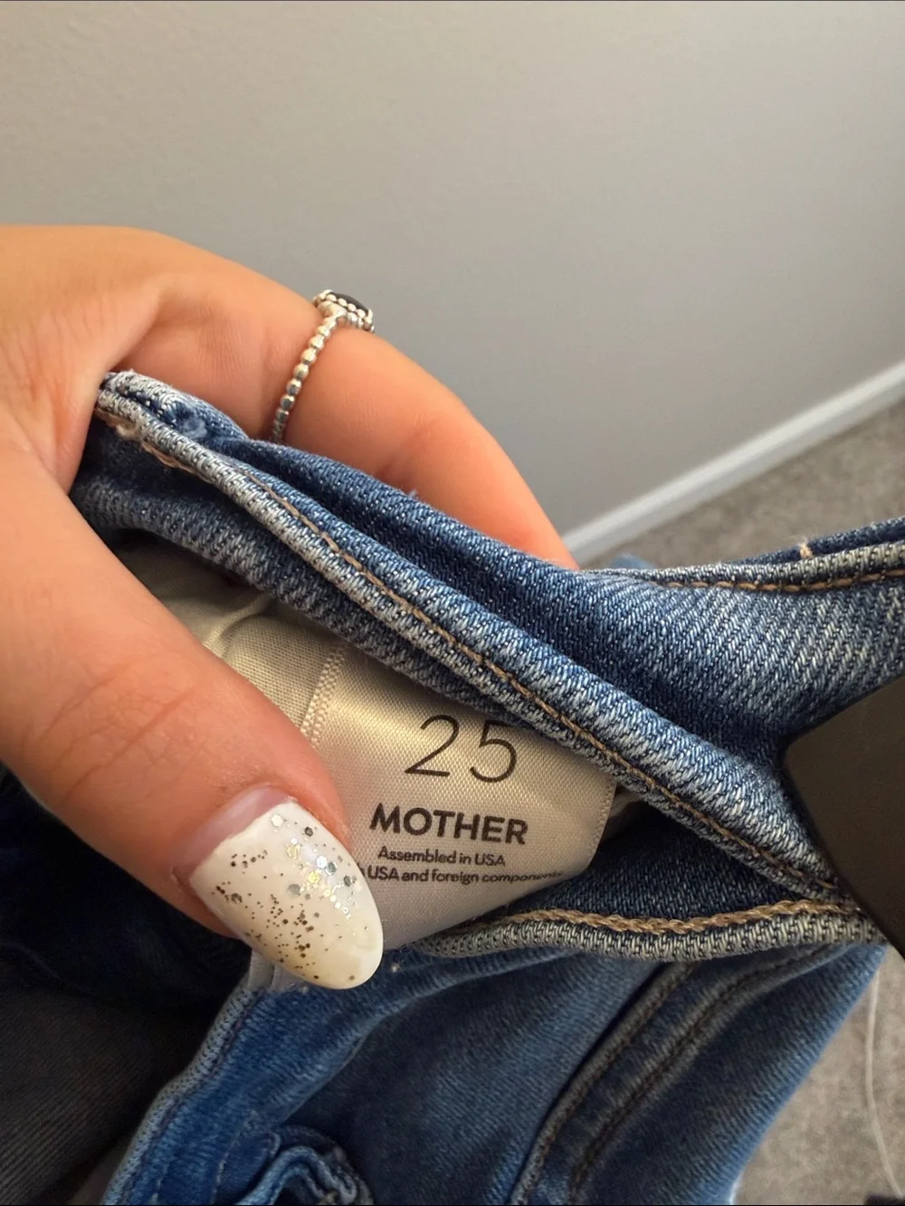 MOTHER Denim The Rascal Ankle Fray in Opposites Attract - 25